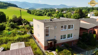 Domy na sprzedaż, 8-pokojowe, Žilina · €299 000