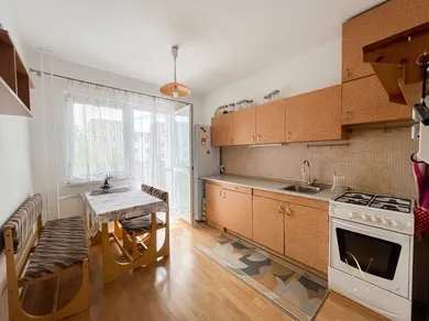 Na predaj 3-izbový byt, 80 m², Zlaté Moravce, 1 Mája