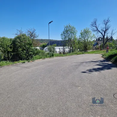 Na predaj pozemok, Terany