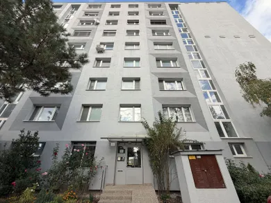 Na predaj 4-izbový byt, 84 m², Bratislava-Petržalka, Vyšehradská