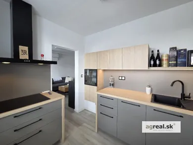 Na prenájom 2-izbový byt, 45 m², Bratislava-Nové Mesto, Piešťanská