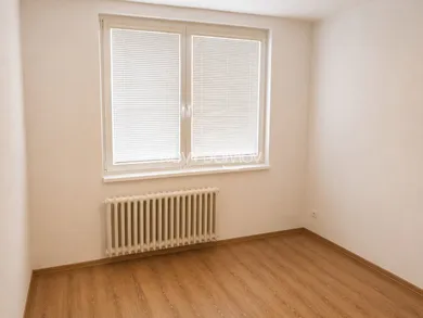Na prenájom 1-izbový byt, 38 m², Galanta, Štvrť SNP