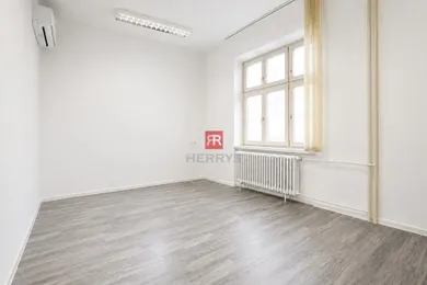 Lokale komercyjne na wynajem, Bratislava-Staré Mesto · €800