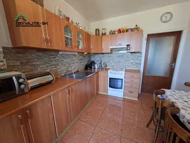 Na predaj 3-izbový byt, 72 m², Prievidza, Energetikov