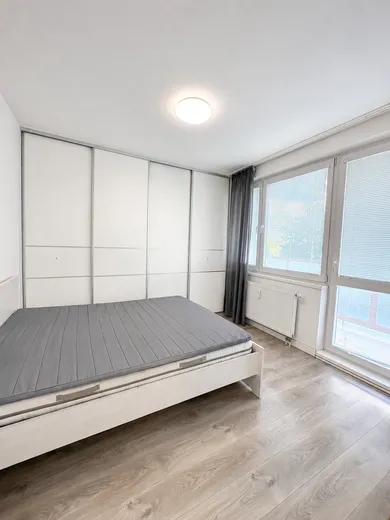 Na prenájom 1-izbový byt, 38 m², Bratislava-Petržalka, Šustekova