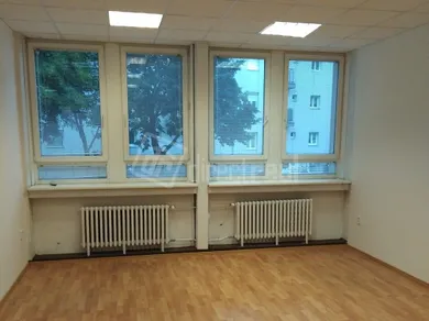 Na prenájom komerčné, 12 m², Bratislava-Nové Mesto, Pluhová