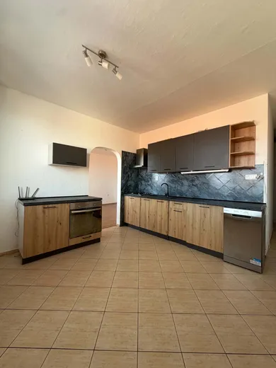 Eladó lakások, 3-szobás, Skalica · €135 900