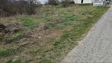 Na predaj pozemok, Chrastné