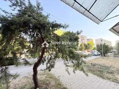 Na prenájom 4-izbový byt, 80 m², Želiezovce, Mierová