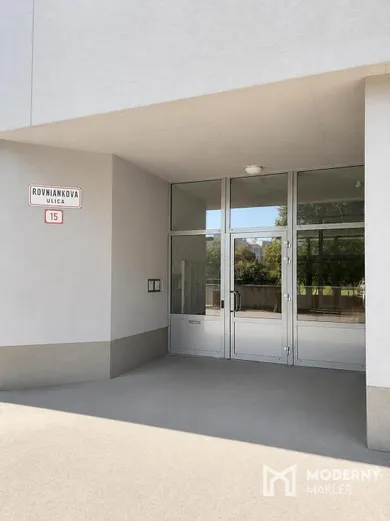 Na predaj 1-izbový byt, 24 m², Bratislava-Petržalka, Rovniakova