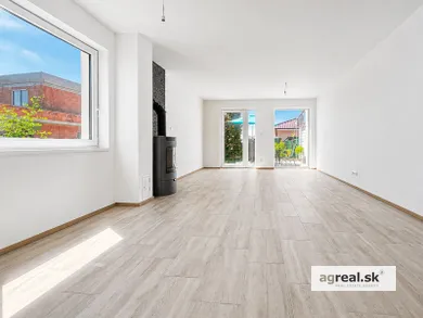 Na predaj 4-izbový dom, 107 m², Banka, Moravanská ulica