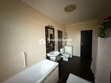 Na predaj 5-izbový dom, 150 m², Piešťany, Vodárenská