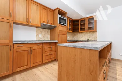 Na predaj 4-izbový byt, 89 m², Bratislava-Petržalka, Ambroseho 19