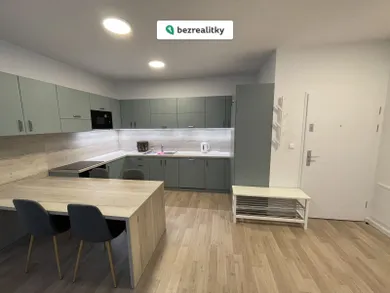 Na prenájom 2-izbový byt, 45 m², Bratislava-Ružinov