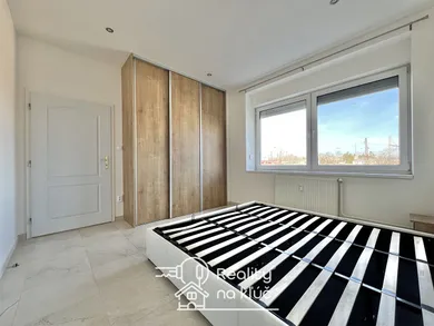 Na prenájom 2-izbový byt, 70 m², Nové Zámky, M. R. Štefánika
