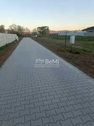 Na predaj pozemok, Chrabrany