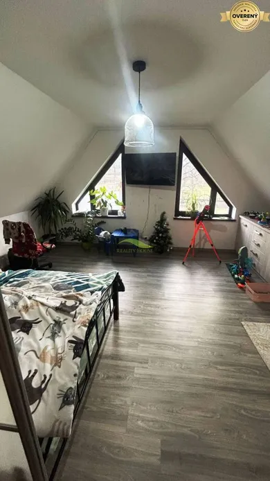 Na predaj 7-izbový dom, 290 m², Vechec