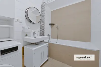 Na prenájom 3-izbový byt, 64 m², Bratislava-Dúbravka, Pri Hrubej lúke
