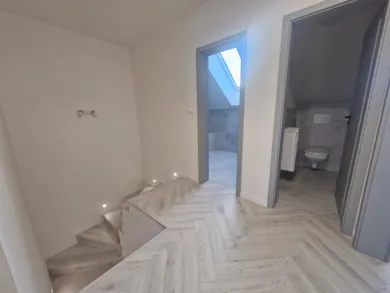 Na prenájom 5-izbový byt, 105 m², Bratislava-Vrakuňa, Brezová