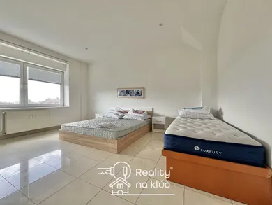 Na prenájom 3-izbový byt, 90 m², Nové Zámky, M. R. Štefánika