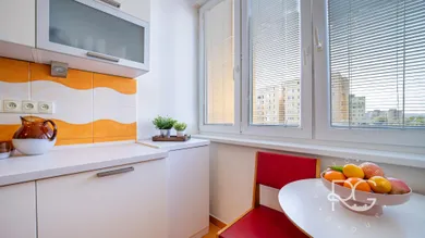Na predaj 3-izbový byt, 61 m², Bratislava-Petržalka, Romanová