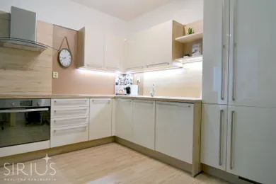 Na prenájom 2-izbový byt, 54 m², Bratislava-Petržalka, Antolská
