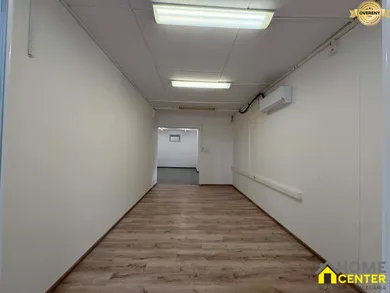Na prenájom komerčné, 67 m², Komárno