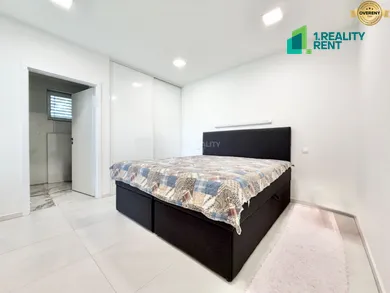 Na predaj 10-izbový dom, 438 m², Čadca