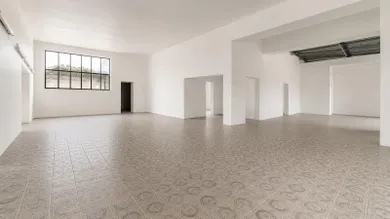 Na prenájom objekt, 383 m², Levice