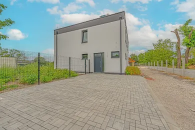 Domy na sprzedaż, 5-pokojowe, Chorvátsky Grob · €329 000