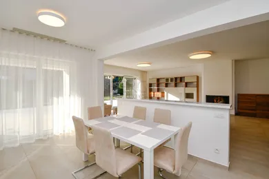 Na prenájom dom, 250 m², Bratislava-Dúbravka