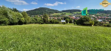 Na predaj pozemok, Nesluša