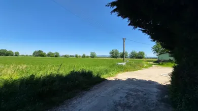 Na predaj pozemok, Veselé