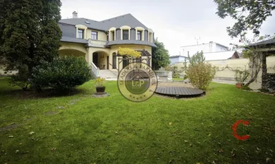 Domy na predaj 7-izbový, Senica · €450 000
