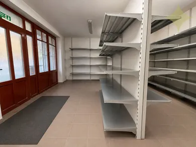 Na predaj komerčné, 892 m², Oslany, SNP