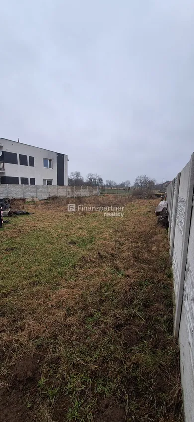Na predaj pozemok, Dvorníky