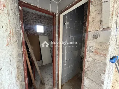 Na predaj dom, Levice