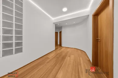 Na predaj 3-izbový byt, 106 m², Bratislava-Staré Mesto, Zámocká