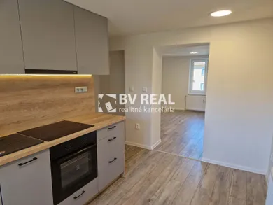 Na prenájom 2-izbový byt, 66 m², Handlová, 29. augusta