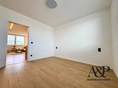 Na predaj 4-izbový byt, 67 m², Senica, J. Mudrocha