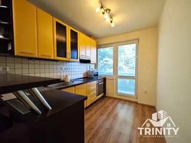 Na prenájom 3-izbový byt, 72 m², Nové Zámky, JUH