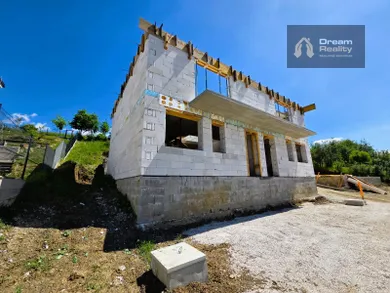 Domy na sprzedaż, 4-pokojowe, Žilina · €260 000