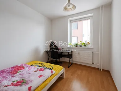 Na predaj 3-izbový byt, 65 m², Pukanec, Záhradná