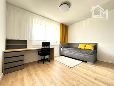 Na predaj 3-izbový byt, 75 m², Piešťany, -