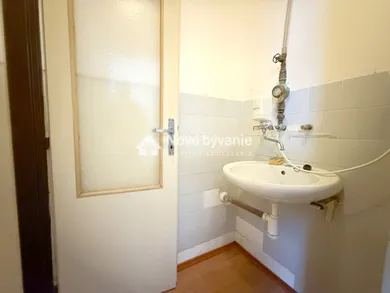 Na predaj komerčné, Šahy