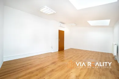 Na prenájom komerčné, 36 m², Bratislava-Petržalka, Kopčianska