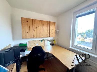 Na predaj 4-izbový byt, 78 m², Senica, L. Novomeského