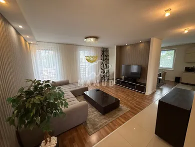 Mieszkania na wynajem, 4-pokojowe, Žilina · €1280