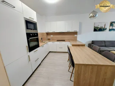 Mieszkania na wynajem, 3-pokojowe, Banská Bystrica · €960