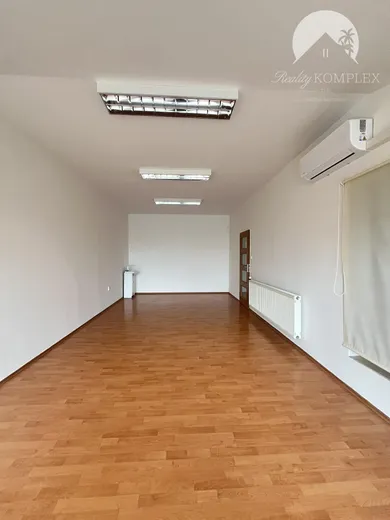 Na prenájom komerčné, 28 m², Komárno, Nám. Kossutha